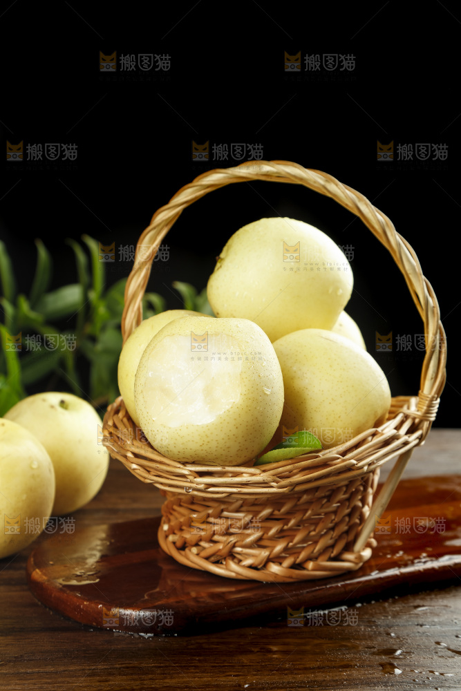 木底上的一篮河北皇冠梨