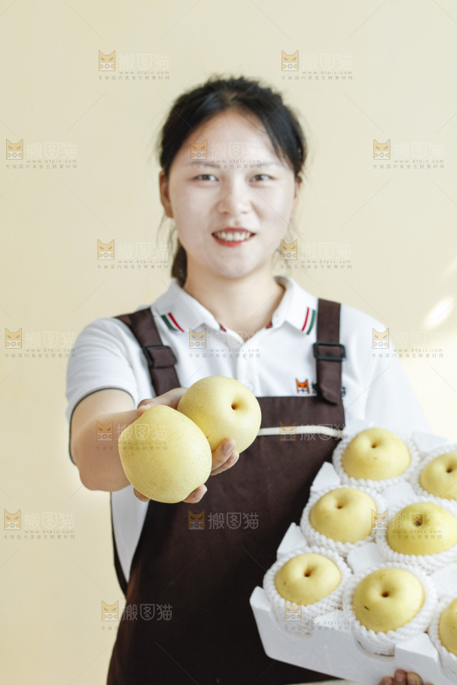 女孩手里拿着新鲜皇冠梨
