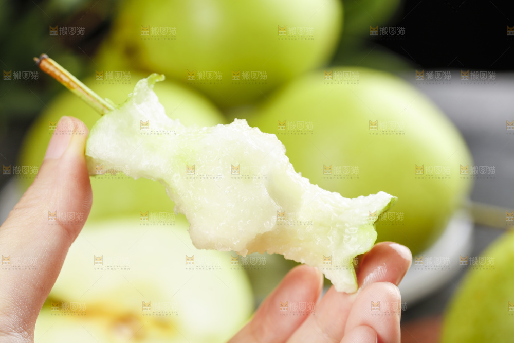 手里拿着新鲜早酥梨果核