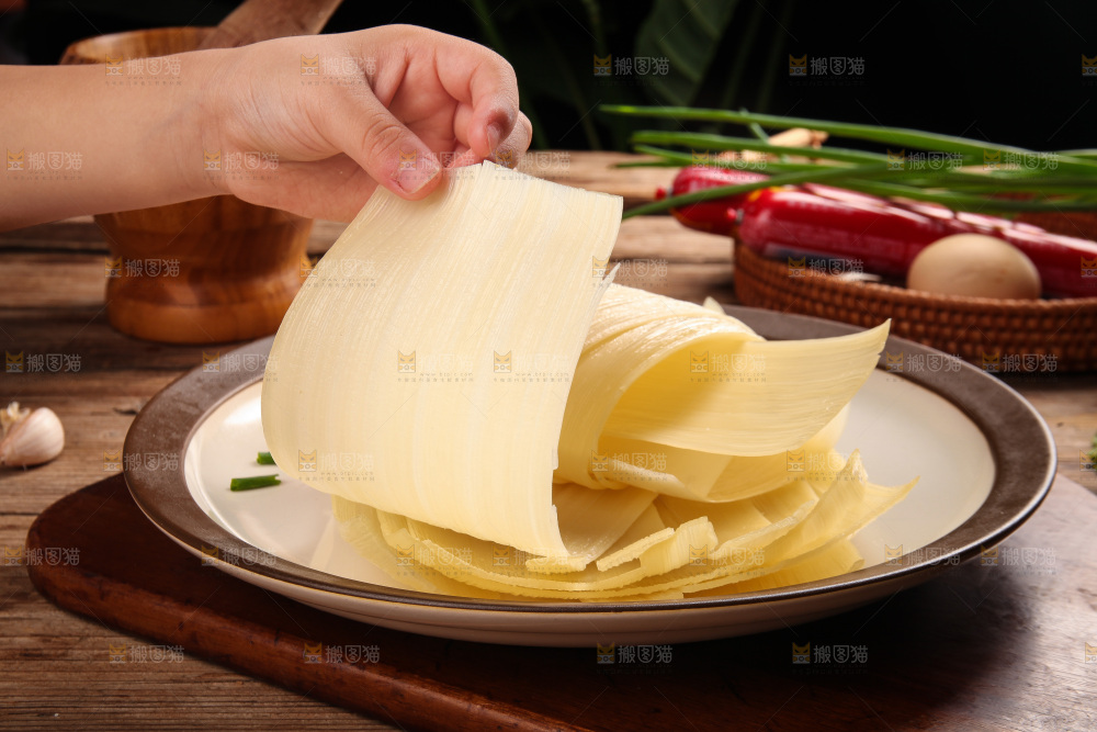 手里拿着东北烤冷面皮