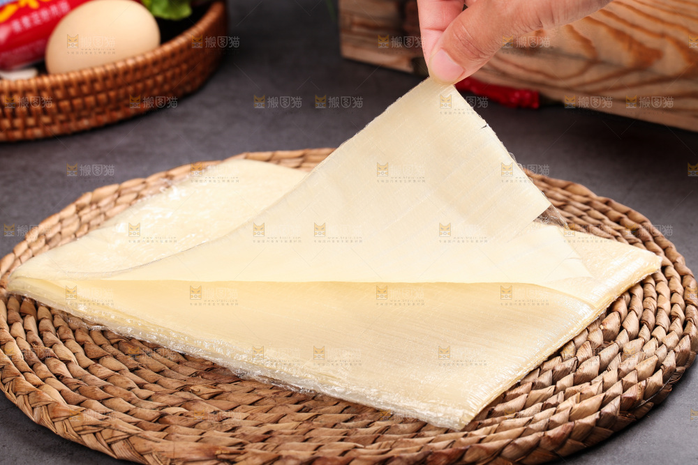 手里拿着冷面片