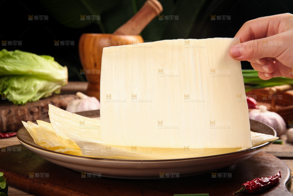 手里拿着东北烤冷面皮