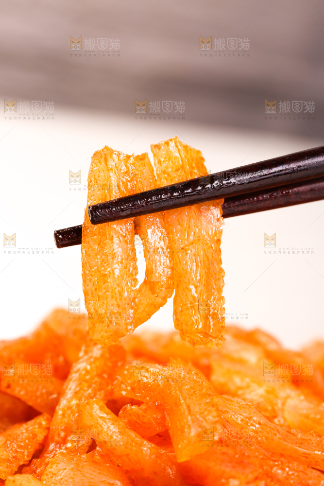 筷子上夹着魔芋条