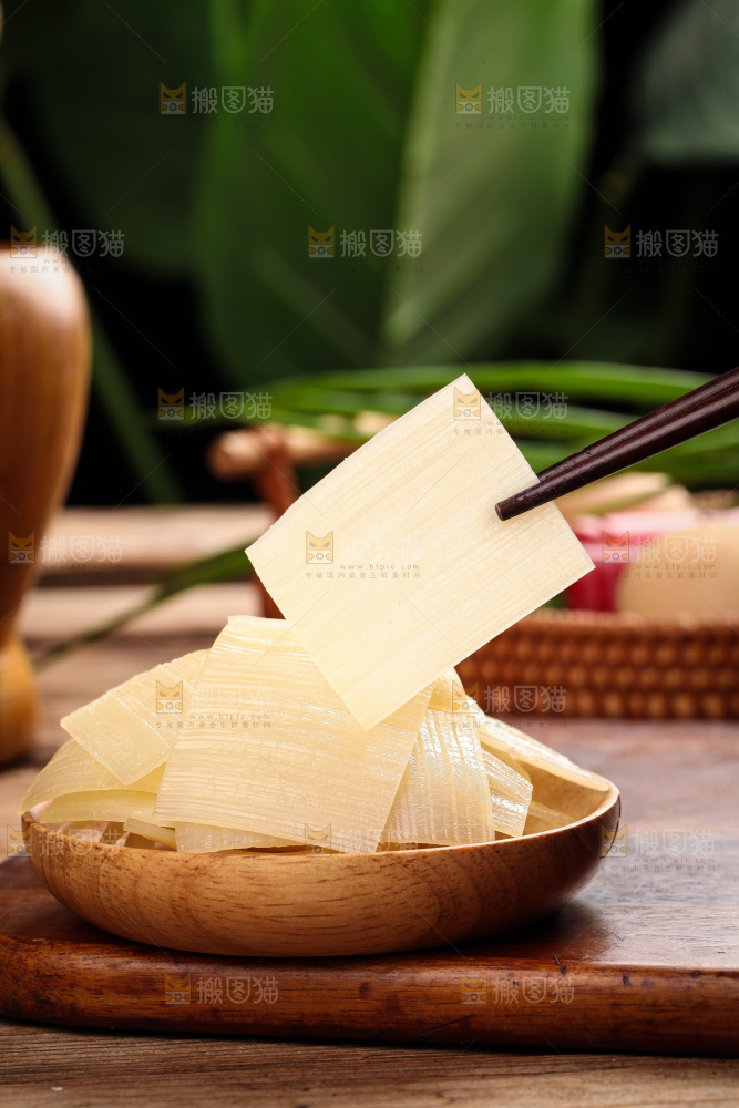 筷子上夹着烤冷面皮