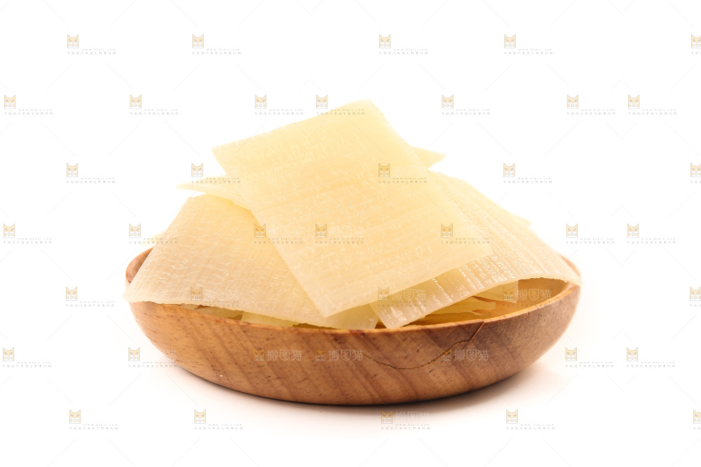 白底上的一盘东北冷面皮