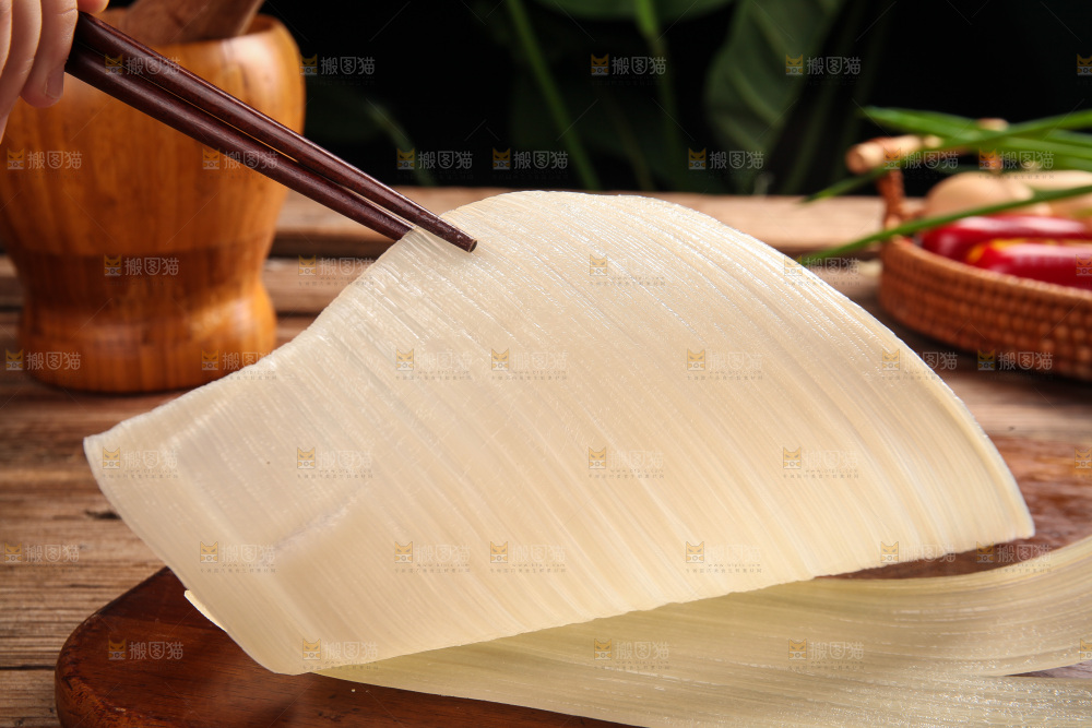 筷子夹着的冷面片