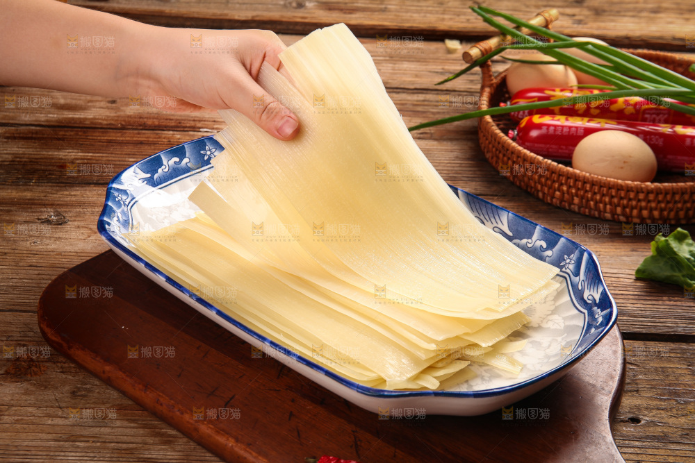 手里拿着冷面饼