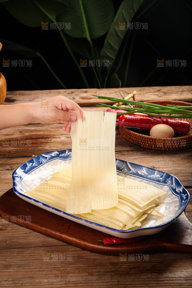 手里拿着冷面饼
