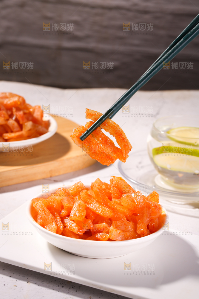 筷子上夹着麻辣魔芋条