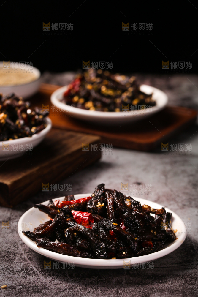 深底上的麻辣芥肉干