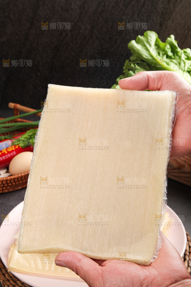 手里拿着冷面片