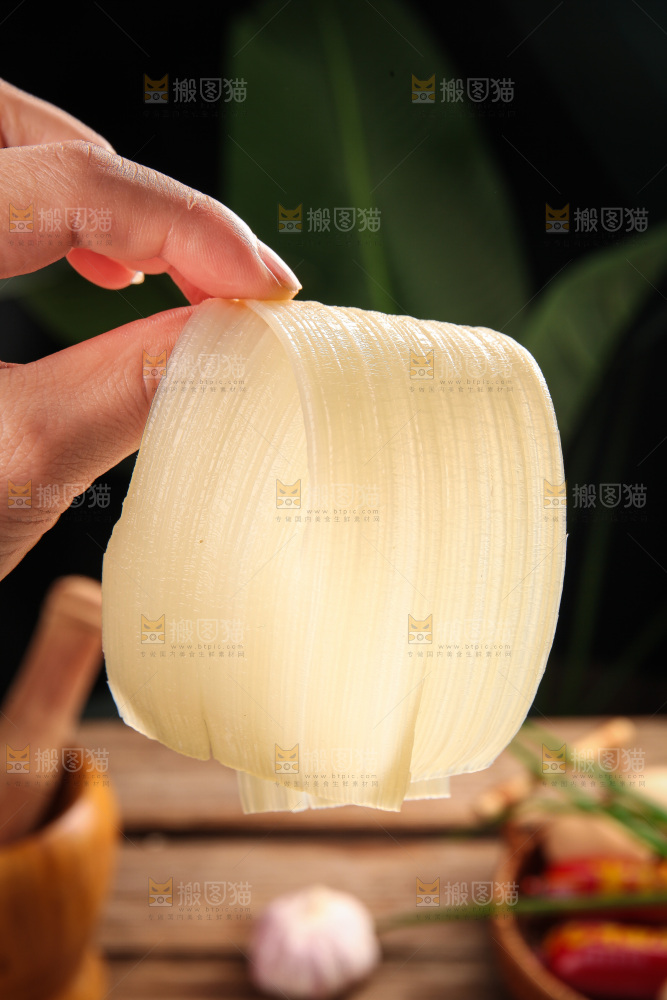 手里拿着东北冷面皮