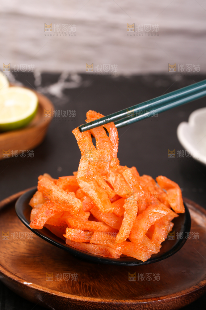 筷子上夹着魔芋条