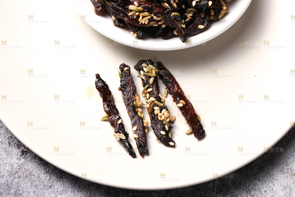 盘子里的孜然芥肉干
