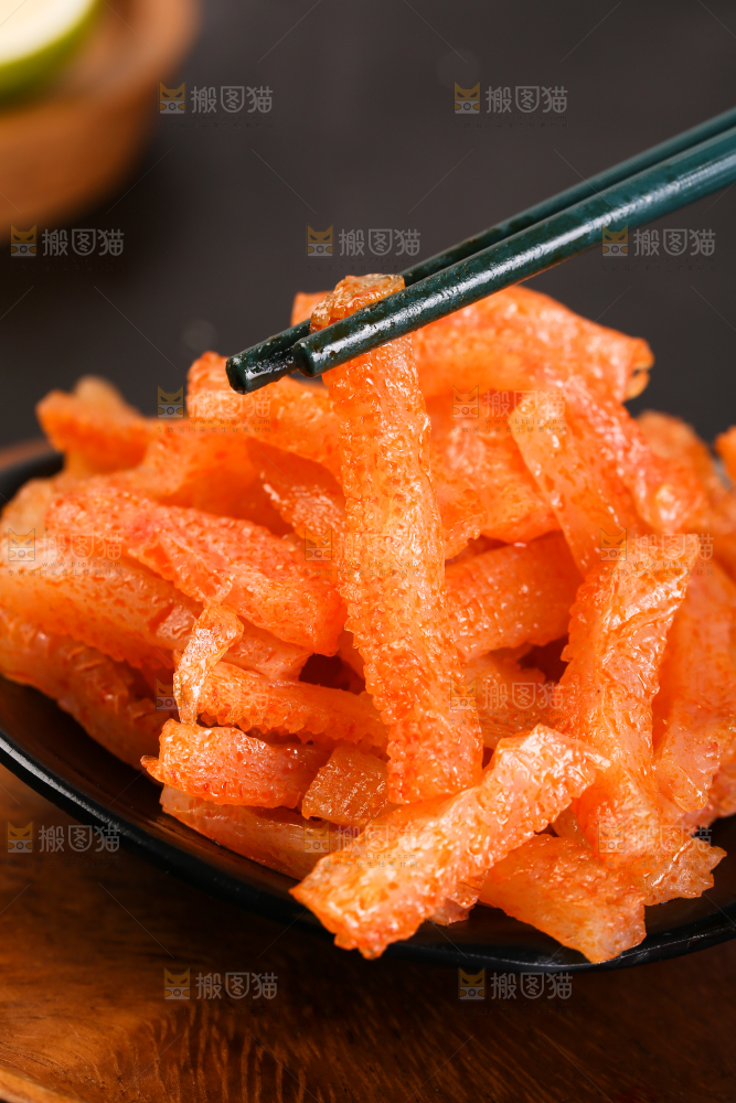 筷子上夹着魔芋条
