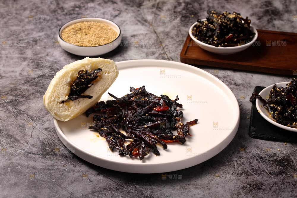 盘子里的香辣芥肉条
