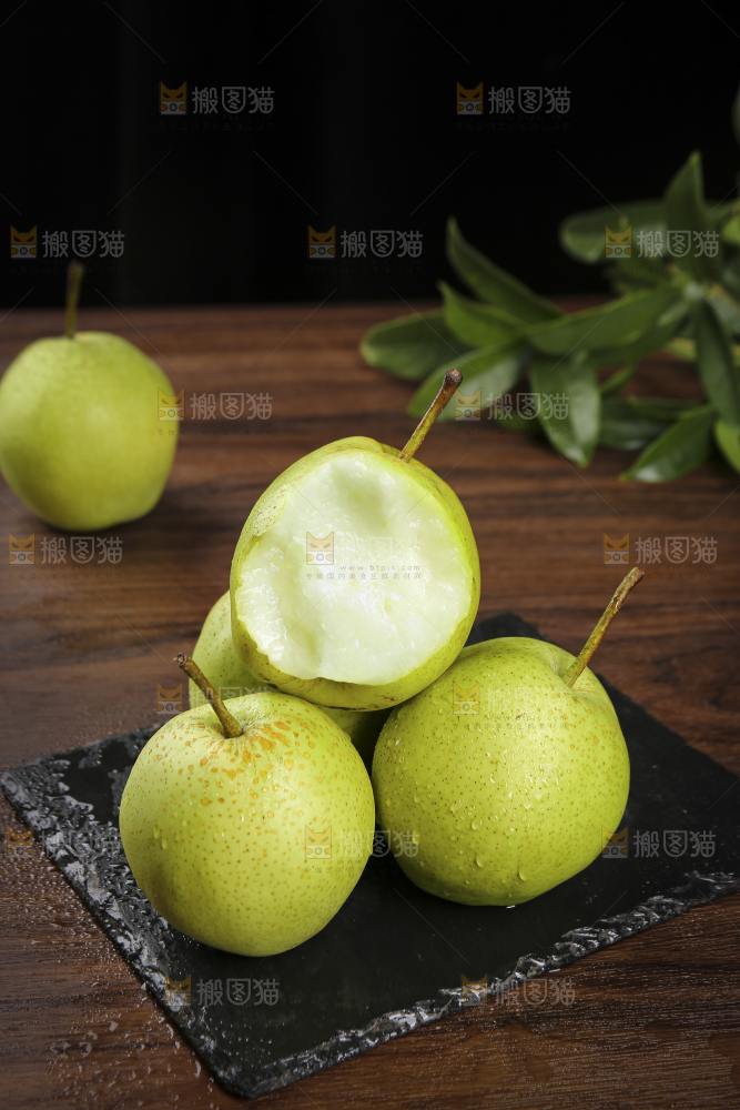 黑石板上放着的早酥梨