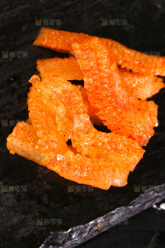 黑底上的麻辣魔芋丝