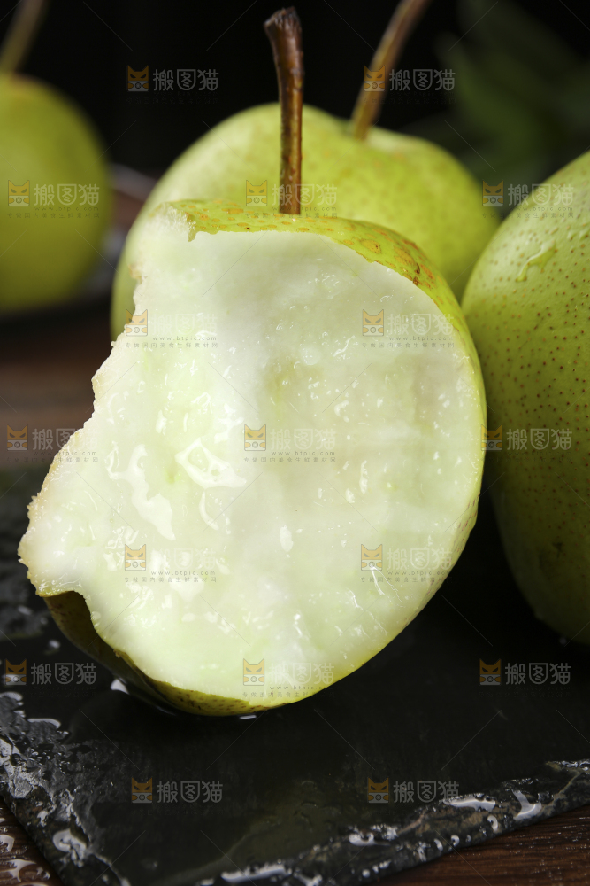 黑石板上放着的早酥梨