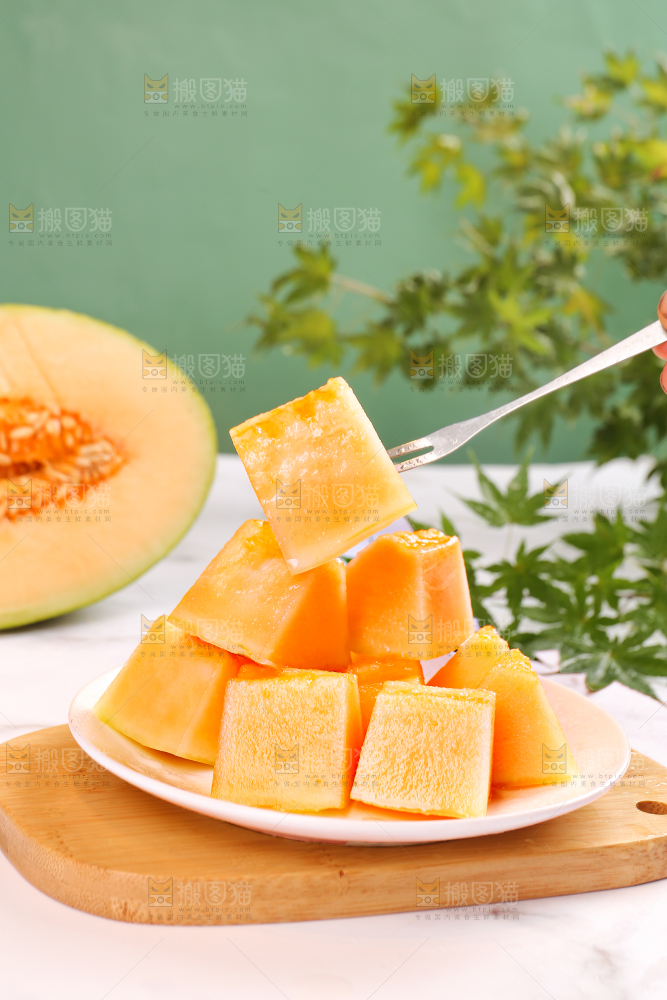 叉子上插着哈密瓜果肉