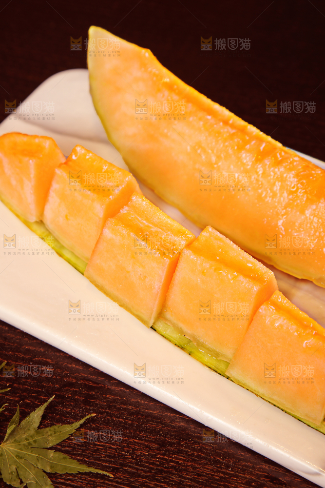 盘子里的切块的伽师瓜