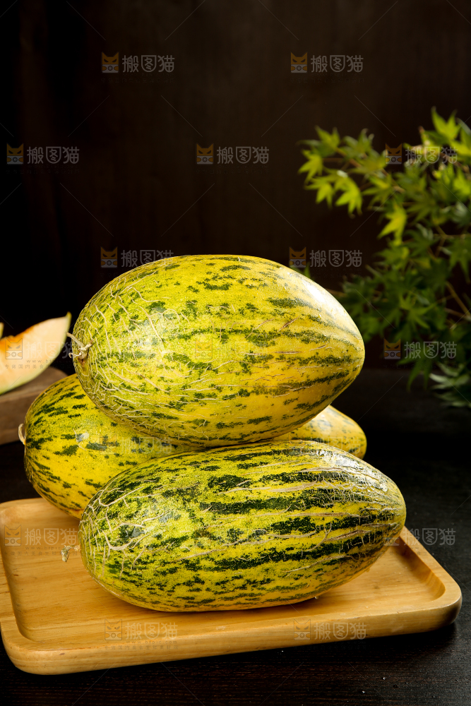 木盘里摆放着伽师瓜