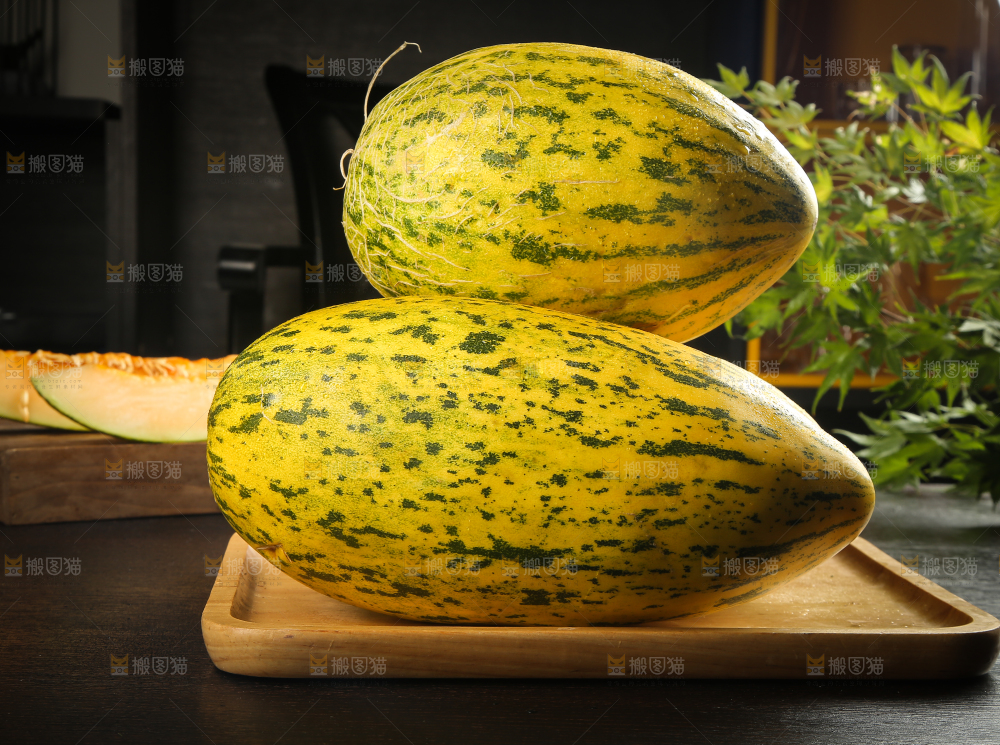 木盘里放着伽师瓜