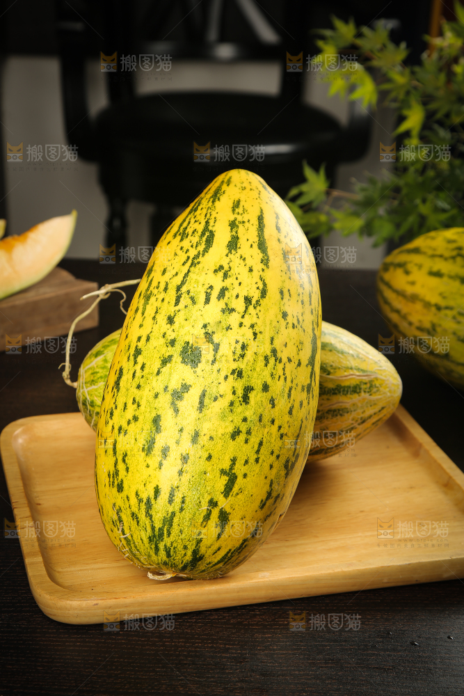 木盘里放着伽师瓜