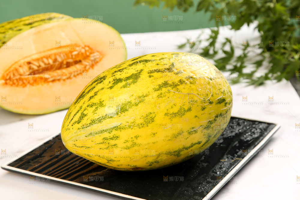 盘子里放着伽师瓜