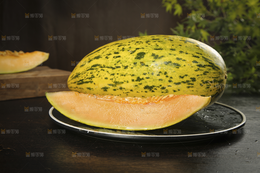 深底上切块的伽师瓜