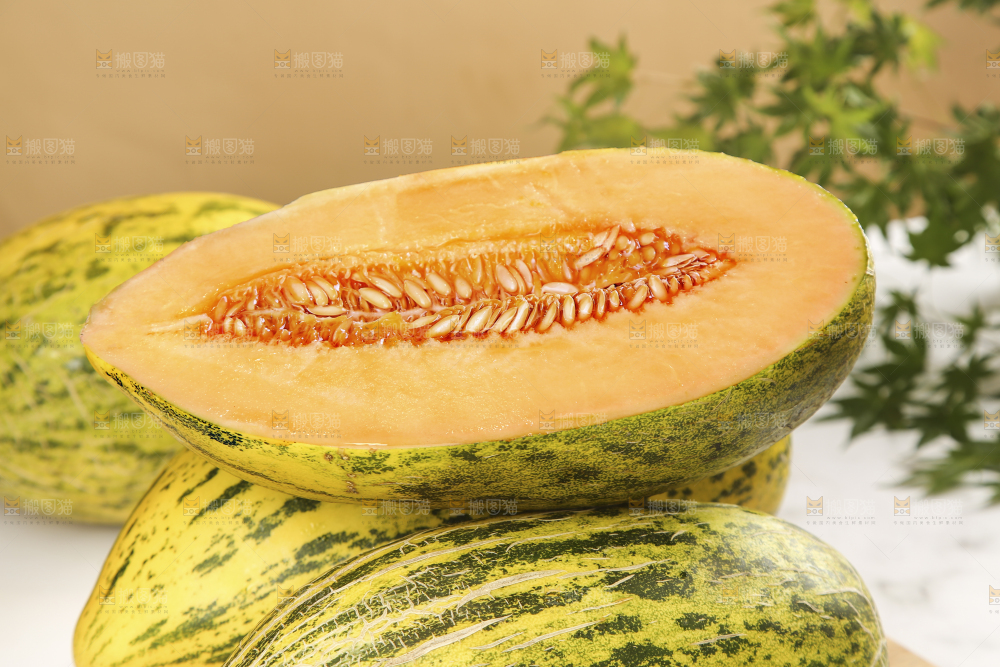 堆放着切开的伽师瓜