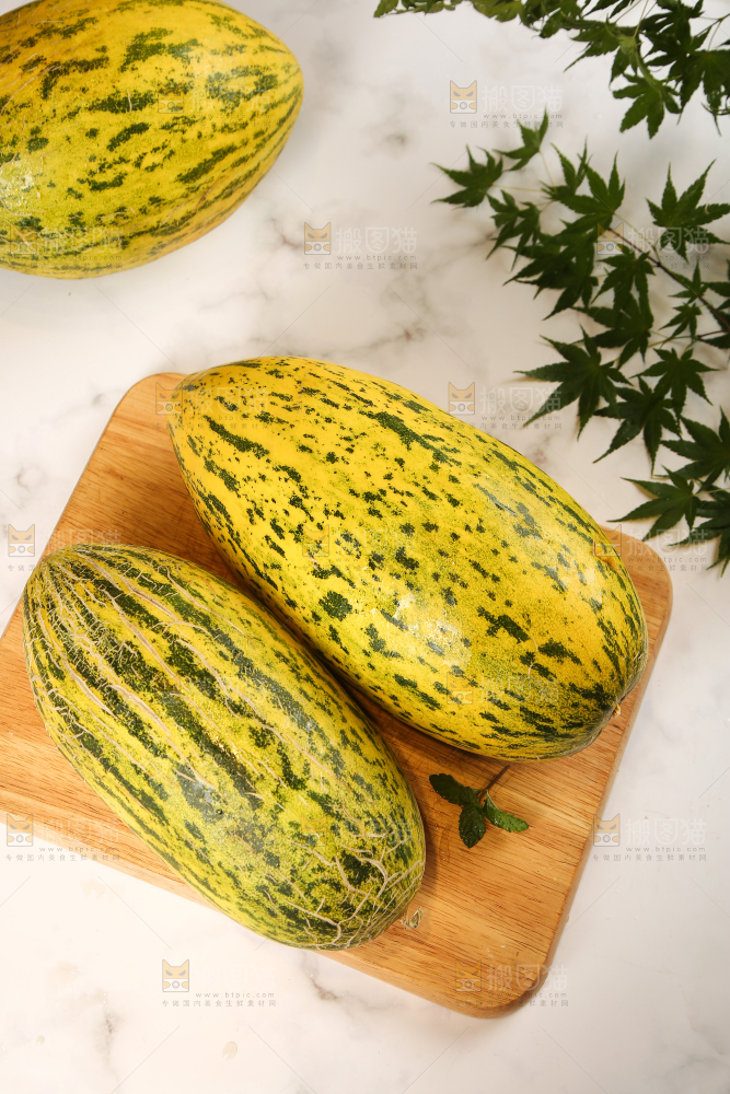 木盘上放着新疆伽师瓜