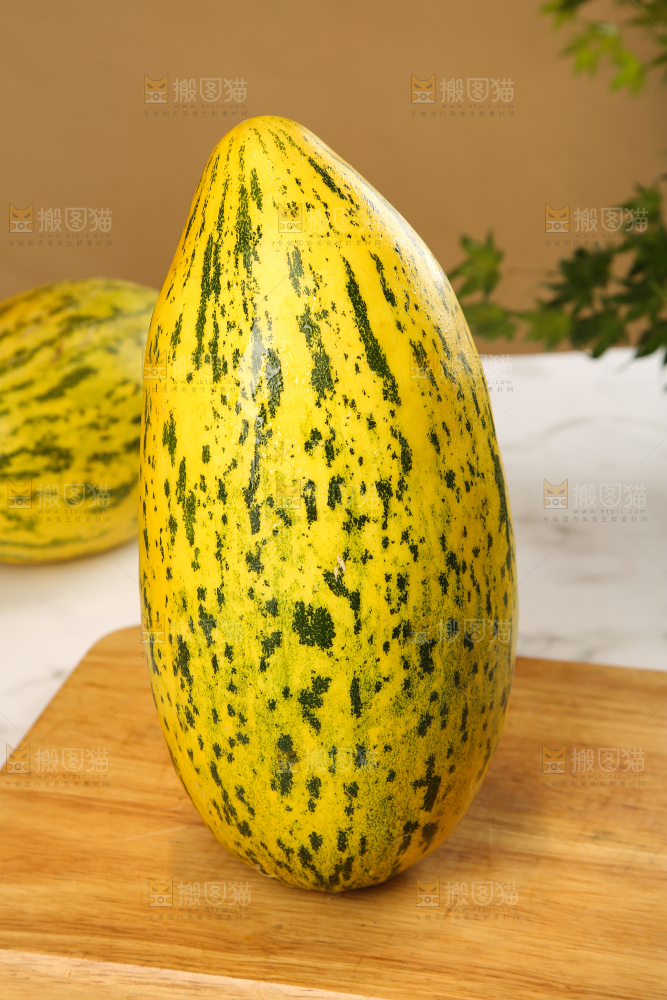 木盘上放着新疆伽师瓜