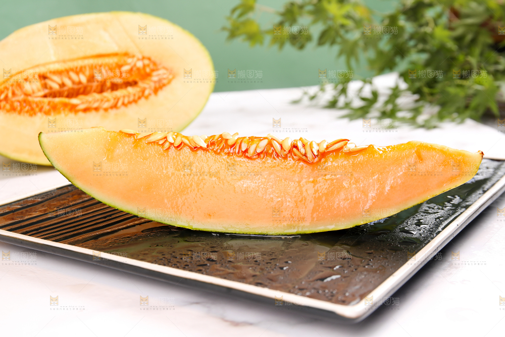 盘子里的切开的伽师瓜