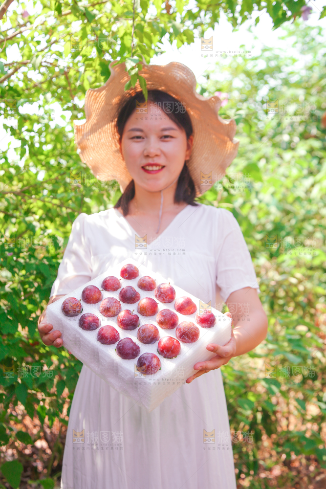 女孩手里拿着一盒红脆李
