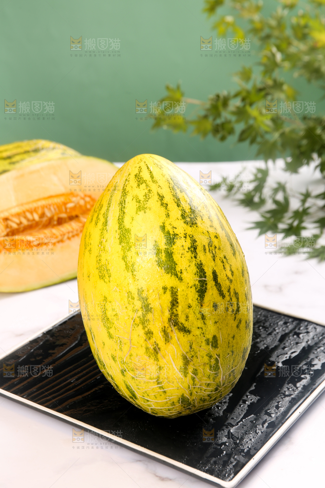 盘子里放着伽师瓜