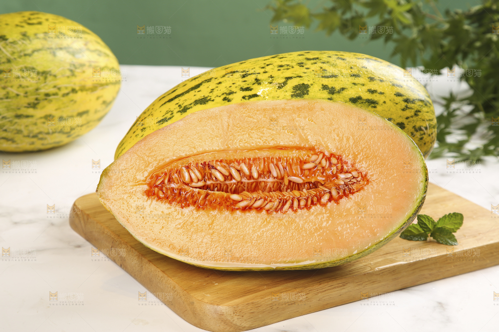 木盘上放着新疆伽师瓜