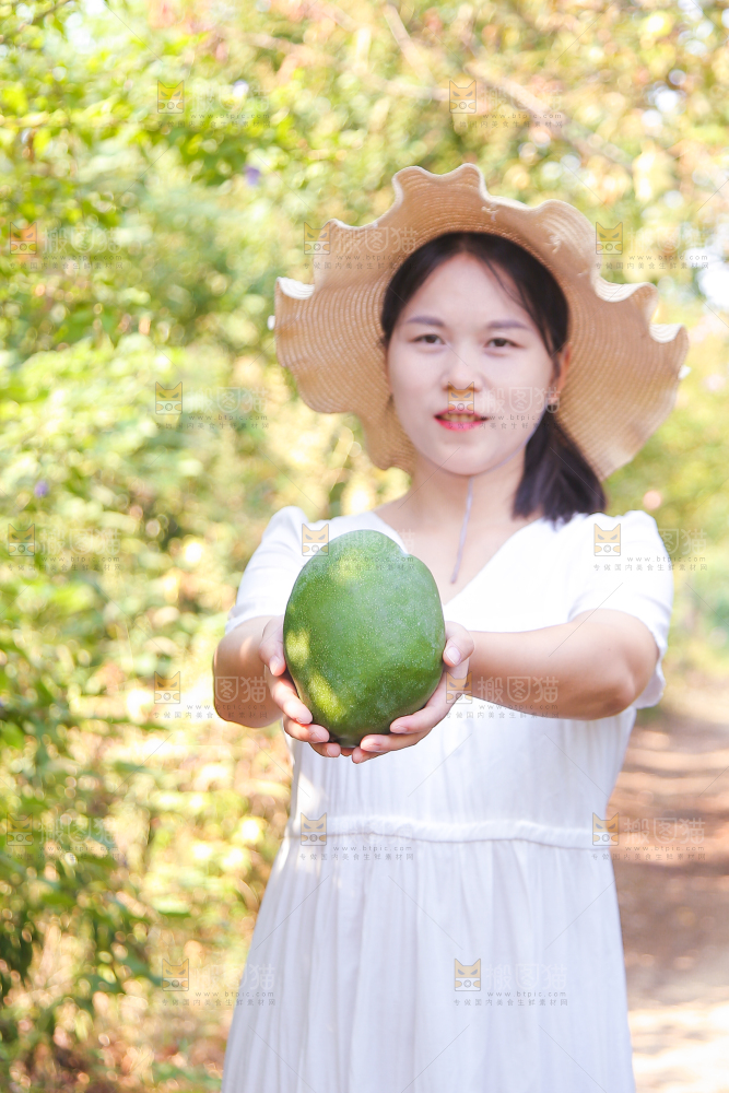 女孩手里拿着凯特芒果