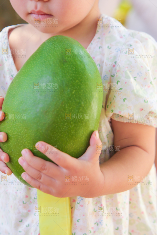 小孩手里拿着凯特芒