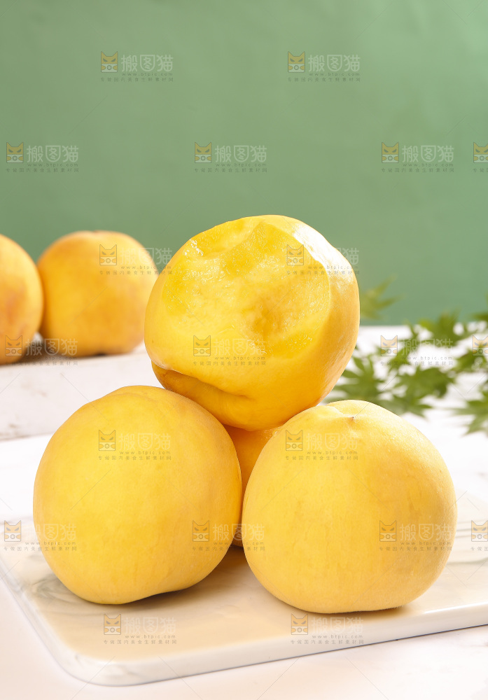 浅底上放着锦绣黄桃