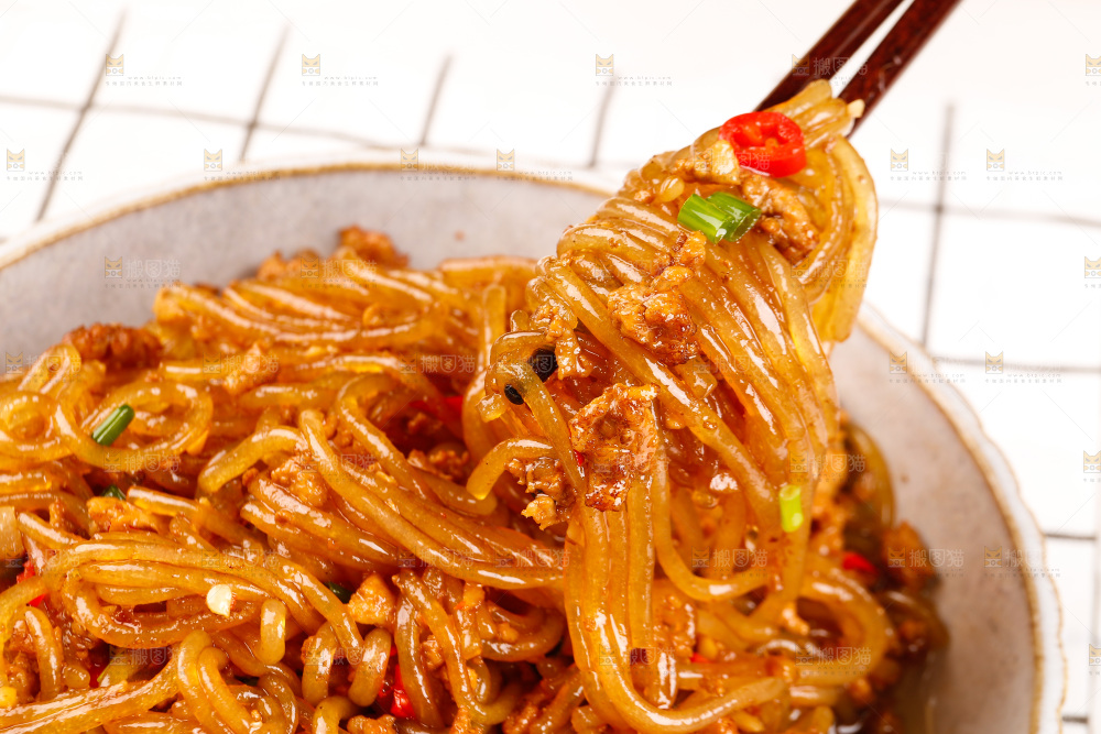 筷子上夹着炒粉条