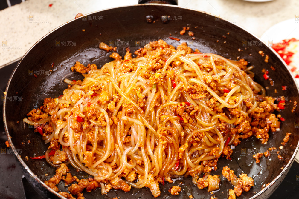 锅里正在炒着肉末粉条