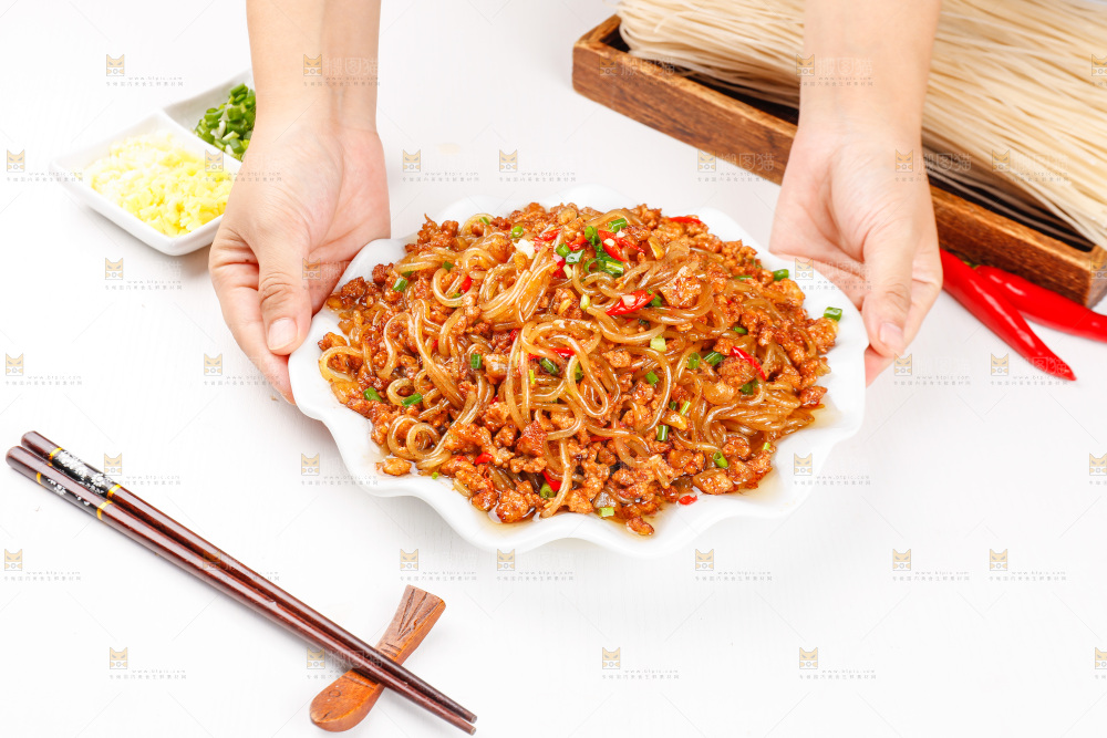 手端着一盘肉末粉条