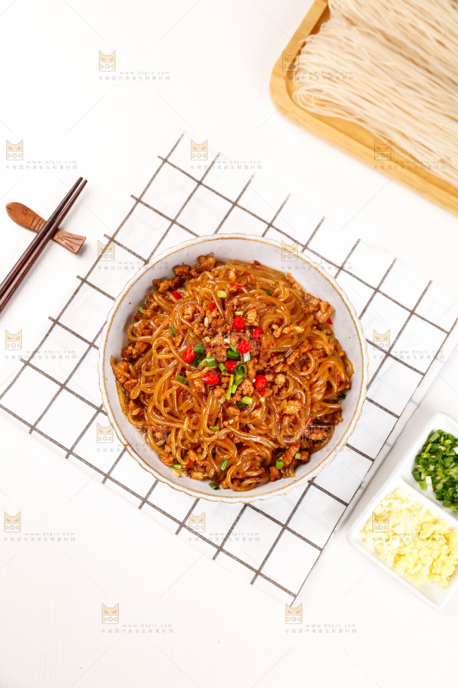 格子布上的一盘肉末粉条