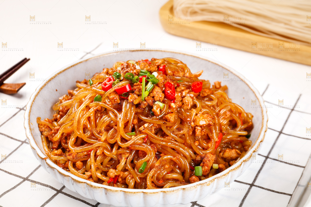格子布上的一盘肉末粉条