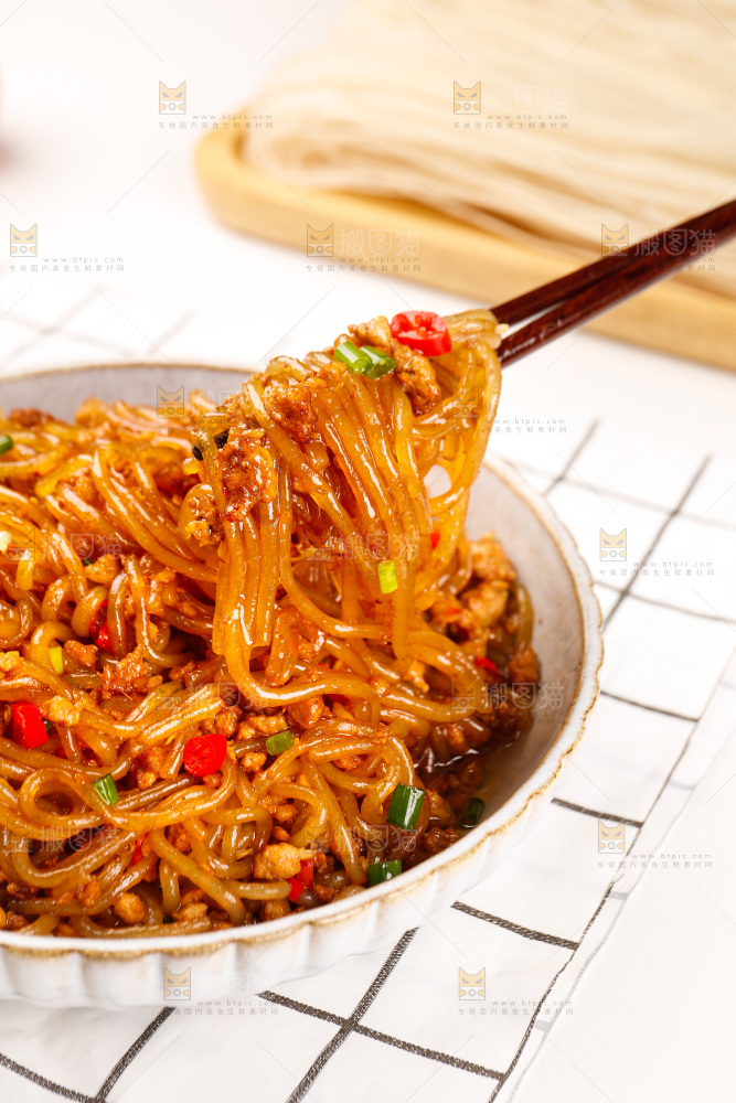筷子上夹着炒粉条