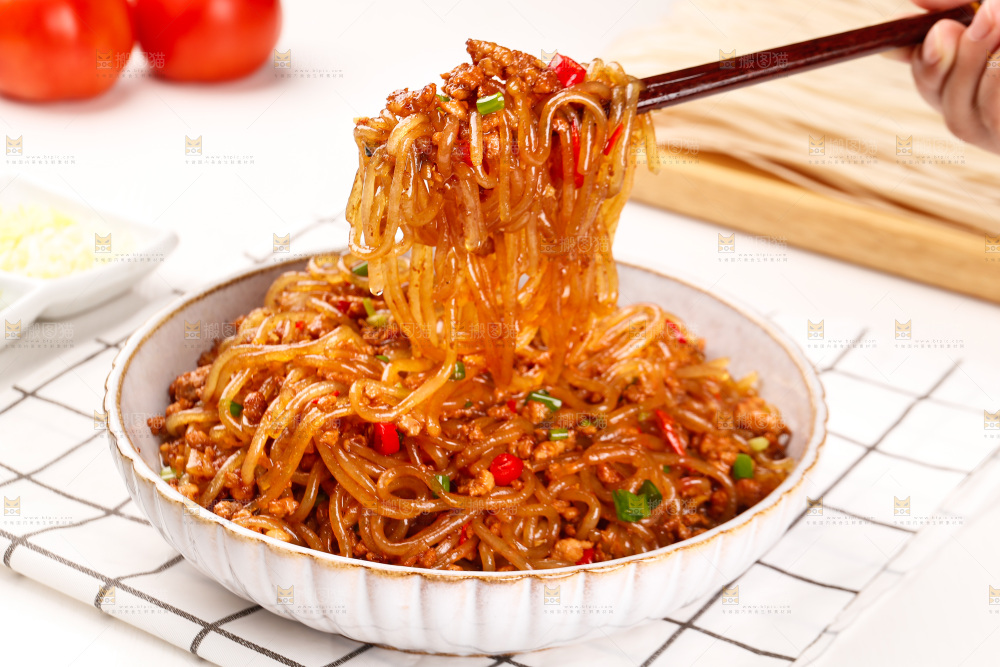 筷子上夹着炒粉条