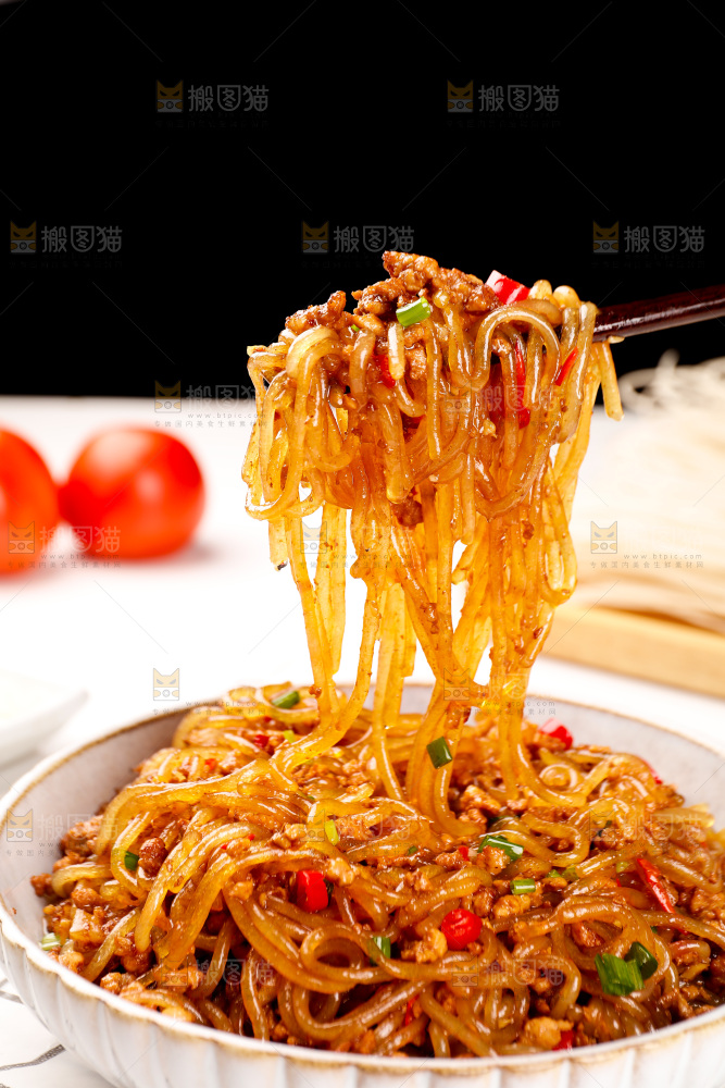筷子上夹着炒粉条