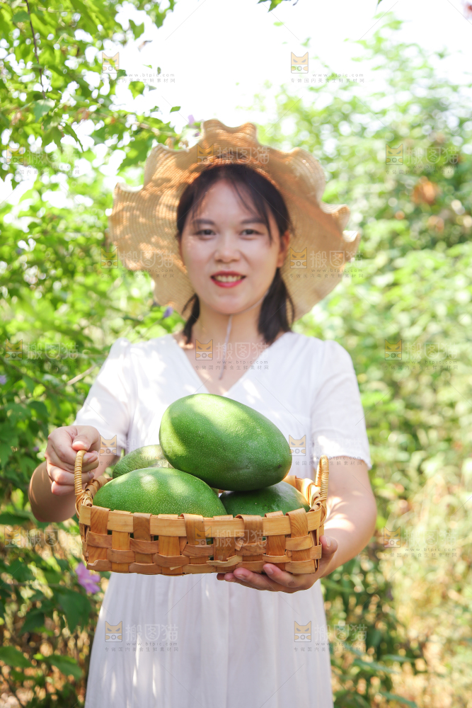 女孩手里提着一篮凯特芒