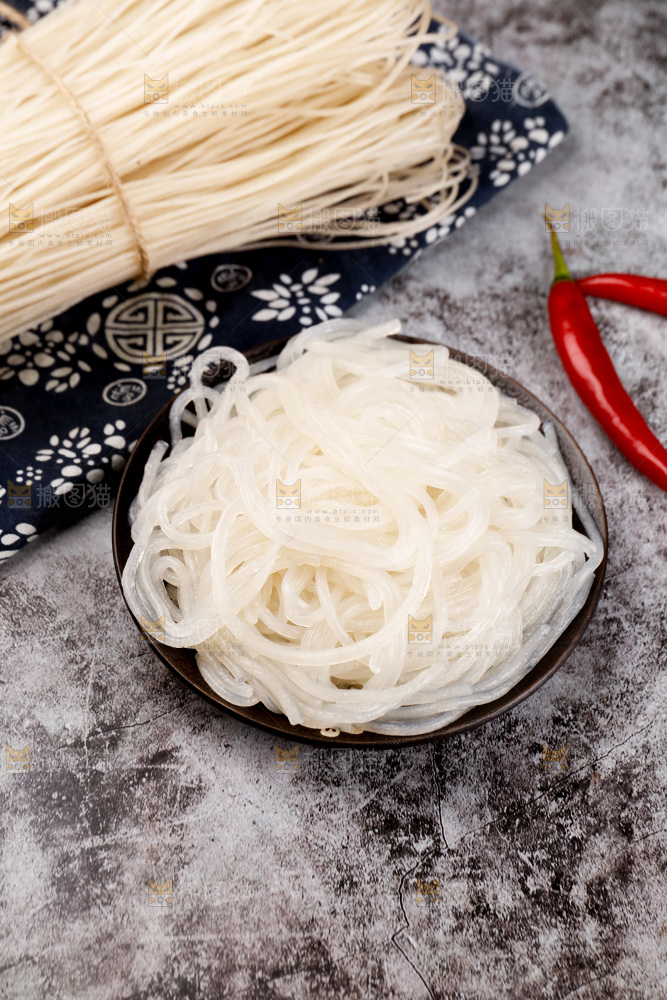 碗里泡好的野生葛根粉条